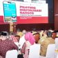 Bupati Banyuwangi Ipuk Fiestiandani saat memaparkan pengalaman Pemkab Banyuwangi dalam pelaksanaan piloting digitalisasi bantuan sosial di Kementerian Dalam Negeri RI, Jakarta.