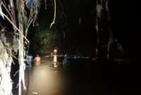 Petugas TRC-PB BPBD Kabupaten Probolinggo bersama tim gabungan melakukan pencarian balita yang dilaporkan hilang di aliran Sungai Bayeman, Kecamatan Tongas.