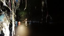 Petugas TRC-PB BPBD Kabupaten Probolinggo bersama tim gabungan melakukan pencarian balita yang dilaporkan hilang di aliran Sungai Bayeman, Kecamatan Tongas.