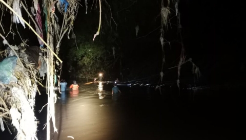 Petugas TRC-PB BPBD Kabupaten Probolinggo bersama tim gabungan melakukan pencarian balita yang dilaporkan hilang di aliran Sungai Bayeman, Kecamatan Tongas.