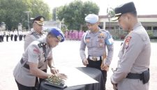 Kapolres Sumenep AKBP Anang Hardiyanto memimpin upacara serah terima jabatan Wakapolres Sumenep di Lapangan Tribrata Polres Sumenep.