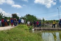 Warga Desa Nambakor, Kecamatan Saronggi, Kabupaten Sumenep melakukan blokade jalan sebagai bentuk penolakan terhadap rencana penjebolan minian lahan PT Garam yang masih dalam masa sewa dan belum memasuki masa panen.