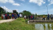 Warga Desa Nambakor, Kecamatan Saronggi, Kabupaten Sumenep melakukan blokade jalan sebagai bentuk penolakan terhadap rencana penjebolan minian lahan PT Garam yang masih dalam masa sewa dan belum memasuki masa panen.