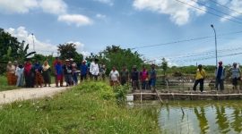 Warga Desa Nambakor, Kecamatan Saronggi, Kabupaten Sumenep melakukan blokade jalan sebagai bentuk penolakan terhadap rencana penjebolan minian lahan PT Garam yang masih dalam masa sewa dan belum memasuki masa panen.