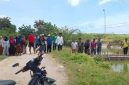 Warga Desa Nambakor, Kecamatan Saronggi, Kabupaten Sumenep melakukan blokade jalan sebagai bentuk penolakan terhadap rencana penjebolan minian lahan PT Garam yang masih dalam masa sewa dan belum memasuki masa panen.