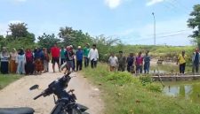 Warga Desa Nambakor, Kecamatan Saronggi, Kabupaten Sumenep melakukan blokade jalan sebagai bentuk penolakan terhadap rencana penjebolan minian lahan PT Garam yang masih dalam masa sewa dan belum memasuki masa panen.