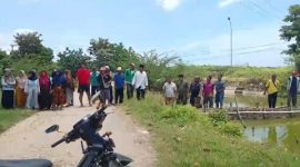 Warga Desa Nambakor, Kecamatan Saronggi, Kabupaten Sumenep melakukan blokade jalan sebagai bentuk penolakan terhadap rencana penjebolan minian lahan PT Garam yang masih dalam masa sewa dan belum memasuki masa panen.