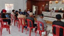 Aktivitas warga Desa Margaluyu, Kecamatan Kiarapedes, yang mempertanyakan kontribusi CSR PT JAPA Tbk di wilayah sekitar perusahaan.