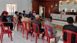 Aktivitas warga Desa Margaluyu, Kecamatan Kiarapedes, yang mempertanyakan kontribusi CSR PT JAPA Tbk di wilayah sekitar perusahaan.