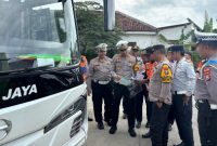 Petugas Satlantas Polres Sumenep bersama Dinas Perhubungan melakukan uji kelayakan (ramp check) kendaraan angkutan umum di Terminal Arya Wiraraja, Kamis (5/2/2026).