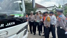 Petugas Satlantas Polres Sumenep bersama Dinas Perhubungan melakukan uji kelayakan (ramp check) kendaraan angkutan umum di Terminal Arya Wiraraja, Kamis (5/2/2026).