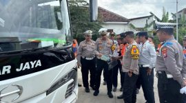 Petugas Satlantas Polres Sumenep bersama Dinas Perhubungan melakukan uji kelayakan (ramp check) kendaraan angkutan umum di Terminal Arya Wiraraja, Kamis (5/2/2026).