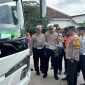 Petugas Satlantas Polres Sumenep bersama Dinas Perhubungan melakukan uji kelayakan (ramp check) kendaraan angkutan umum di Terminal Arya Wiraraja, Kamis (5/2/2026).