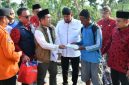 Bupati Sumenep Achmad Fauzi Wongsojudo menyerahkan bantuan stimulan tahap kedua kepada warga terdampak angin puting beliung di Desa Karduluk, Kecamatan Pragaan, Jumat (6/2/2026).