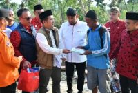 Bupati Sumenep Achmad Fauzi Wongsojudo menyerahkan bantuan stimulan tahap kedua kepada warga terdampak angin puting beliung di Desa Karduluk, Kecamatan Pragaan, Jumat (6/2/2026).