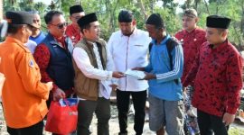 Bupati Sumenep Achmad Fauzi Wongsojudo menyerahkan bantuan stimulan tahap kedua kepada warga terdampak angin puting beliung di Desa Karduluk, Kecamatan Pragaan, Jumat (6/2/2026).