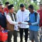 Bupati Sumenep Achmad Fauzi Wongsojudo menyerahkan bantuan stimulan tahap kedua kepada warga terdampak angin puting beliung di Desa Karduluk, Kecamatan Pragaan, Jumat (6/2/2026).