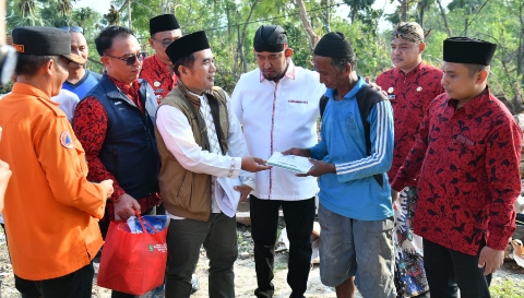 Bupati Sumenep Achmad Fauzi Wongsojudo menyerahkan bantuan stimulan tahap kedua kepada warga terdampak angin puting beliung di Desa Karduluk, Kecamatan Pragaan, Jumat (6/2/2026).
