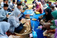 Bupati Banyuwangi Ipuk Fiestiandani berdialog dengan nelayan saat kunjungan ke Pantai Indah Kedunen (PIK), Desa Bomo, Kecamatan Blimbingsari, Jumat (6/2/2026).