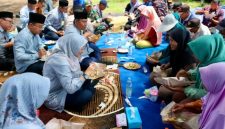 Bupati Banyuwangi Ipuk Fiestiandani berdialog dengan nelayan saat kunjungan ke Pantai Indah Kedunen (PIK), Desa Bomo, Kecamatan Blimbingsari, Jumat (6/2/2026).