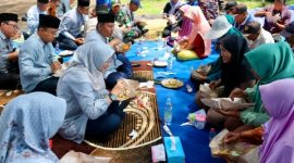 Bupati Banyuwangi Ipuk Fiestiandani berdialog dengan nelayan saat kunjungan ke Pantai Indah Kedunen (PIK), Desa Bomo, Kecamatan Blimbingsari, Jumat (6/2/2026).