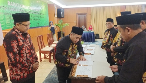 Jajaran Kementerian Agama Kabupaten Sumenep mengikuti Rapat Kerja dan penandatanganan Perjanjian Kinerja Tahun 2026 di Hotel Royal Senyiur, Prigen, Pasuruan, Jumat–Sabtu (6–7/2/2026).
