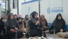 Bupati Banyuwangi Ipuk Fiestiandani bersama para kiai dan tokoh daerah saat menghadiri Haul ke-14 KH Achmad Musayyidi di PP Mabadiul Ihsan, Karangdoro, Sabtu (7/2/2026).