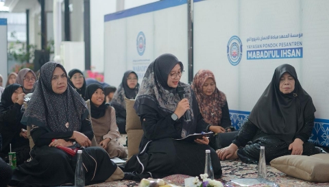 Bupati Banyuwangi Ipuk Fiestiandani bersama para kiai dan tokoh daerah saat menghadiri Haul ke-14 KH Achmad Musayyidi di PP Mabadiul Ihsan, Karangdoro, Sabtu (7/2/2026).