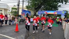 Ribuan peserta mengikuti RS Baghraf Health Care (BHC) Run 2026 dengan titik start di depan RS BHC, Kabupaten Sumenep, Minggu (8/2/2026).