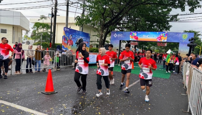Ribuan peserta mengikuti RS Baghraf Health Care (BHC) Run 2026 dengan titik start di depan RS BHC, Kabupaten Sumenep, Minggu (8/2/2026).