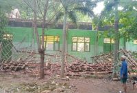 Sebuah bangunan ruang kelas di SMP Negeri 2 Kalianget, Kabupaten Sumenep, dilaporkan roboh.