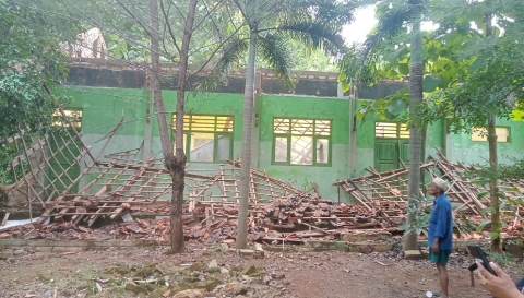 Sebuah bangunan ruang kelas di SMP Negeri 2 Kalianget, Kabupaten Sumenep, dilaporkan roboh.