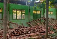 Atap sekolah SMPN 2 Kalianget Sumenep yang ambruk.