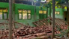 Atap sekolah SMPN 2 Kalianget Sumenep yang ambruk.