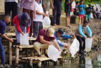 Wali Kota Probolinggo dr. Aminuddin menebarkan bibit ikan saat kegiatan restocking di Ranu Sentong, Kelurahan Jrebeng Wetan, Kecamatan Kedopok, Minggu (8/2/2026).