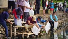 Wali Kota Probolinggo dr. Aminuddin menebarkan bibit ikan saat kegiatan restocking di Ranu Sentong, Kelurahan Jrebeng Wetan, Kecamatan Kedopok, Minggu (8/2/2026).