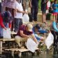 Wali Kota Probolinggo dr. Aminuddin menebarkan bibit ikan saat kegiatan restocking di Ranu Sentong, Kelurahan Jrebeng Wetan, Kecamatan Kedopok, Minggu (8/2/2026).