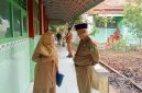 Kepala Dinas Pendidikan Kabupaten Sumenep bersama jajaran dan guru SMPN 2 Kalianget meninjau bangunan sekolah yang mengalami kerusakan akibat robohnya atap dan genteng.