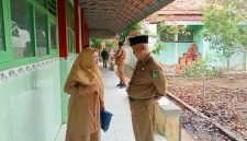 Kepala Dinas Pendidikan Kabupaten Sumenep bersama jajaran dan guru SMPN 2 Kalianget meninjau bangunan sekolah yang mengalami kerusakan akibat robohnya atap dan genteng.