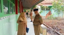 Kepala Dinas Pendidikan Kabupaten Sumenep bersama jajaran dan guru SMPN 2 Kalianget meninjau bangunan sekolah yang mengalami kerusakan akibat robohnya atap dan genteng.