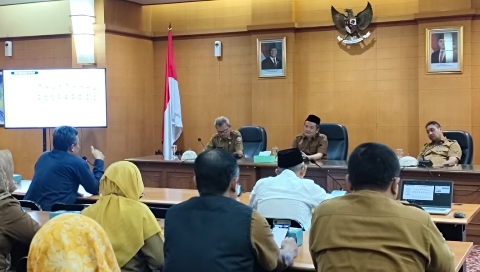 Wakil Bupati Bangkalan Moh. Fauzan Ja’far memimpin Rapat Evaluasi Tim Koordinasi Penanggulangan Kemiskinan (TKPK) di Aula Diponegoro, Sekretariat Daerah Kabupaten Bangkalan.