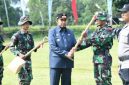 Bupati Sumenep Achmad Fauzi Wongsojudo bersama jajaran TNI saat Upacara Pembukaan TMMD ke-127 Tahun 2026 di Lapangan Desa Banasare, Kecamatan Rubaru, Kabupaten Sumenep, Selasa (10/2/2026).