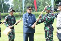 Bupati Sumenep Achmad Fauzi Wongsojudo bersama jajaran TNI saat Upacara Pembukaan TMMD ke-127 Tahun 2026 di Lapangan Desa Banasare, Kecamatan Rubaru, Kabupaten Sumenep, Selasa (10/2/2026).