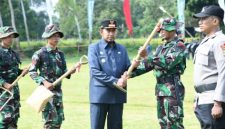 Bupati Sumenep Achmad Fauzi Wongsojudo bersama jajaran TNI saat Upacara Pembukaan TMMD ke-127 Tahun 2026 di Lapangan Desa Banasare, Kecamatan Rubaru, Kabupaten Sumenep, Selasa (10/2/2026).