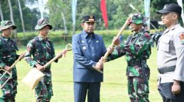 Bupati Sumenep Achmad Fauzi Wongsojudo bersama jajaran TNI saat Upacara Pembukaan TMMD ke-127 Tahun 2026 di Lapangan Desa Banasare, Kecamatan Rubaru, Kabupaten Sumenep, Selasa (10/2/2026).