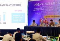 Bupati Banyuwangi Ipuk Fiestiandani memimpin rakor bersama TPID untuk menjaga stabilitas harga dan stok pangan jelang Ramadan dan Idulfitri.