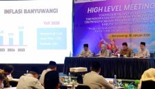 Bupati Banyuwangi Ipuk Fiestiandani memimpin rakor bersama TPID untuk menjaga stabilitas harga dan stok pangan jelang Ramadan dan Idulfitri.