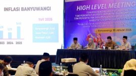 Bupati Banyuwangi Ipuk Fiestiandani memimpin rakor bersama TPID untuk menjaga stabilitas harga dan stok pangan jelang Ramadan dan Idulfitri.