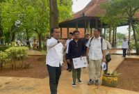 Bupati Bangkalan Lukman Hakim meninjau kondisi Alun-Alun Bangkalan dalam rangka penyusunan DED revitalisasi, Rabu (11/2/2026).