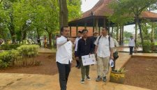 Bupati Bangkalan Lukman Hakim meninjau kondisi Alun-Alun Bangkalan dalam rangka penyusunan DED revitalisasi, Rabu (11/2/2026).